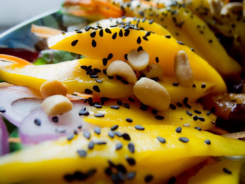 Sałata z mango i krewetkami
